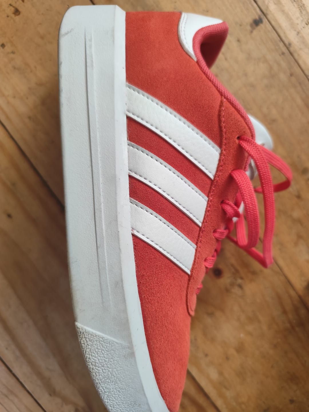 Customer photo review of Zapatilla Adidas Court Plataforma Suede Mujer Rojo - Blanco