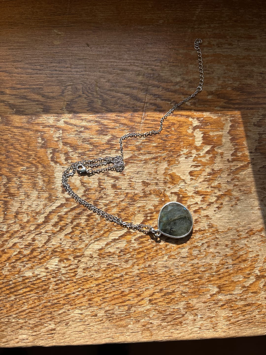 Customer photo review of Pendentif Protection Élégant en Labradorite