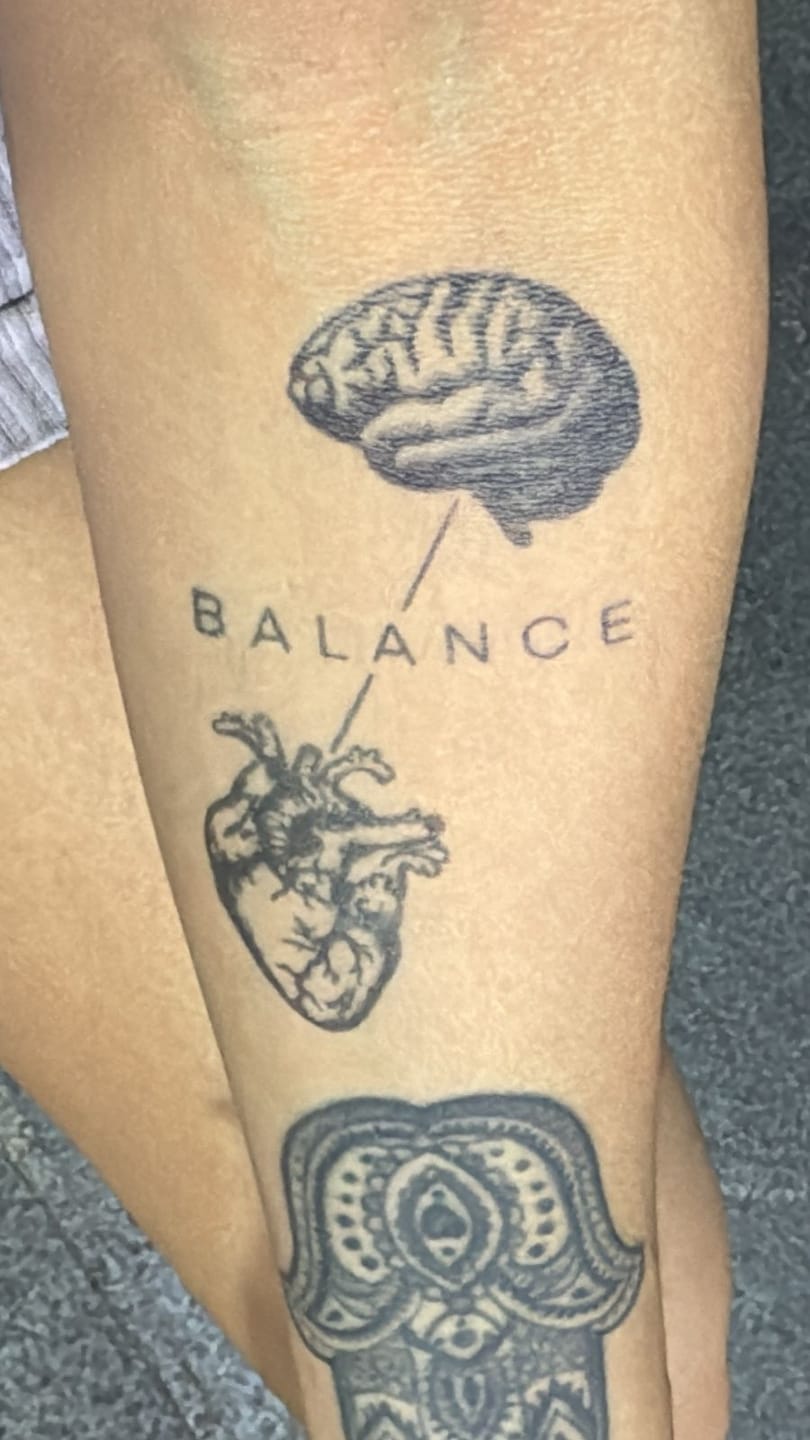 Customer photo review of Balance cerebro y corazon - +1 tatuaje mediano al azar