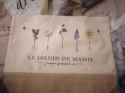 Customer photo review of L'amour grandit ici - Sac personnalisé avec fleurs et prénoms pour maman