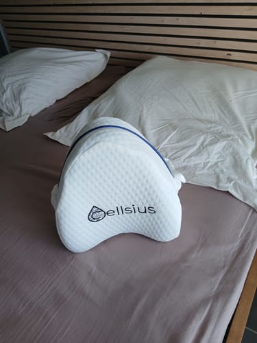 Avis photo d'un client sur Coussin Orthopédique Genoux Cellsius - Le secret d'un sommeil sans douleur