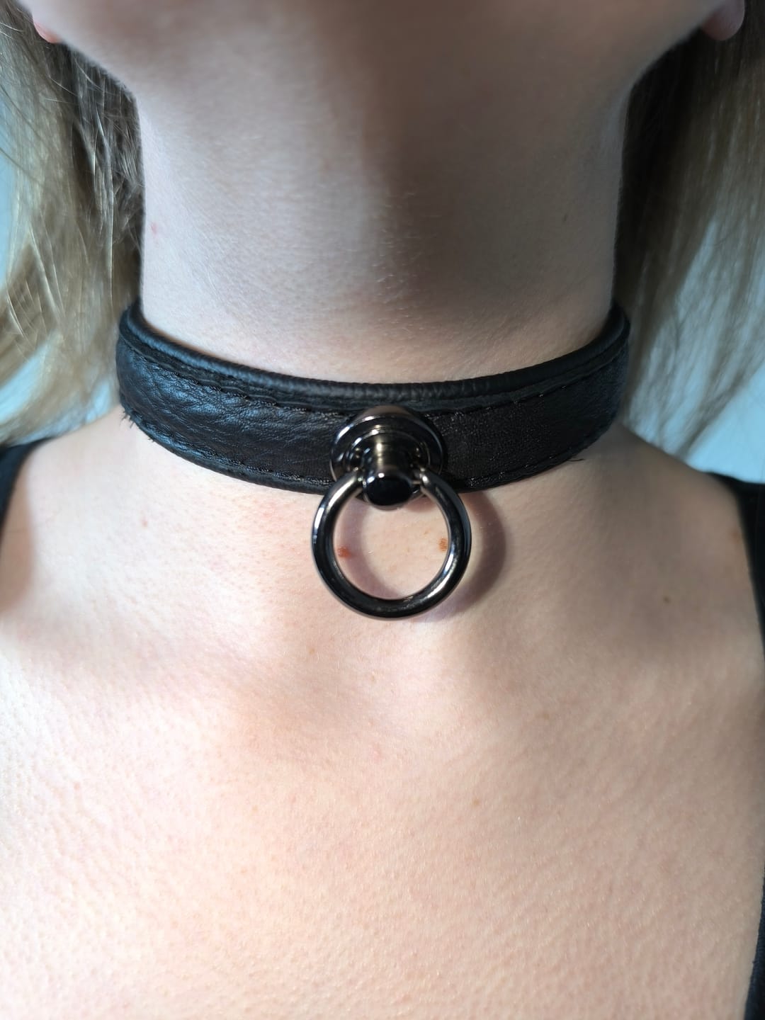 Customer photo review of SiaLinda: Halsband echtes Elch Leder schwarz, 2 Größen, 2 O-Ringe, 20mm breit
