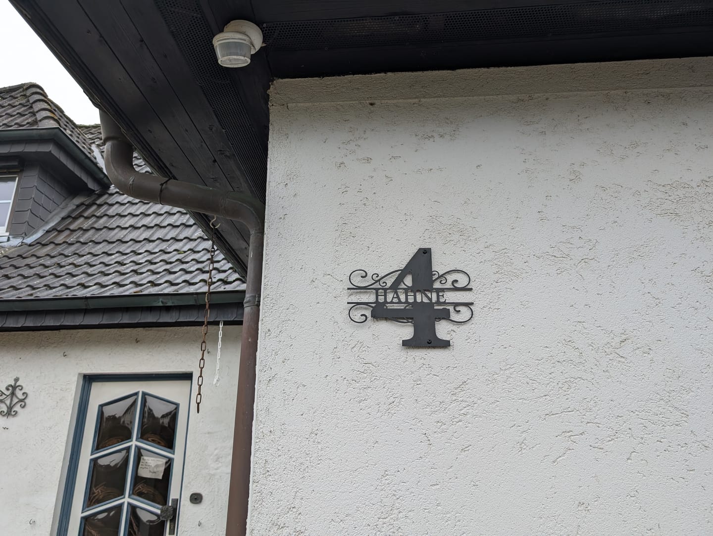 Customer photo review of Hausnummer-Türschild Ornamental Style mit Familiennamen (personalisierbar)
