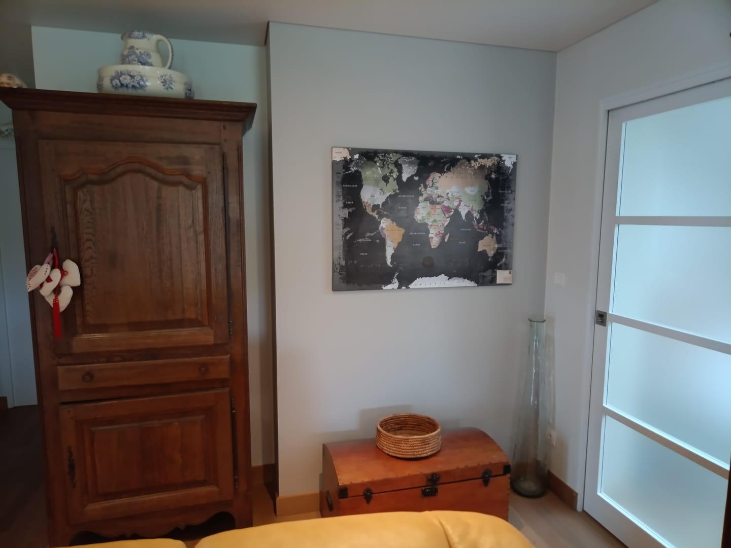 Customer photo review of Leinwandbild - Weltkarte Graphit - Pinnwand