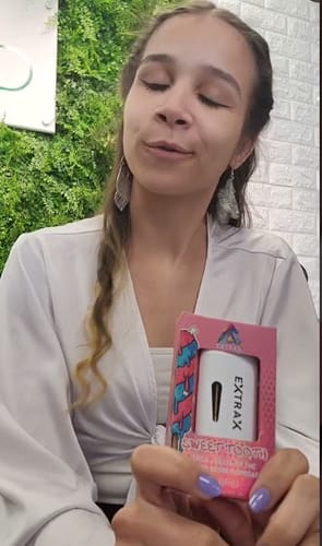 Customer photo review of Adios Extrax SWEET TOOTH HYBRID THCA THC-P Disposable Vape Pen 4.5g