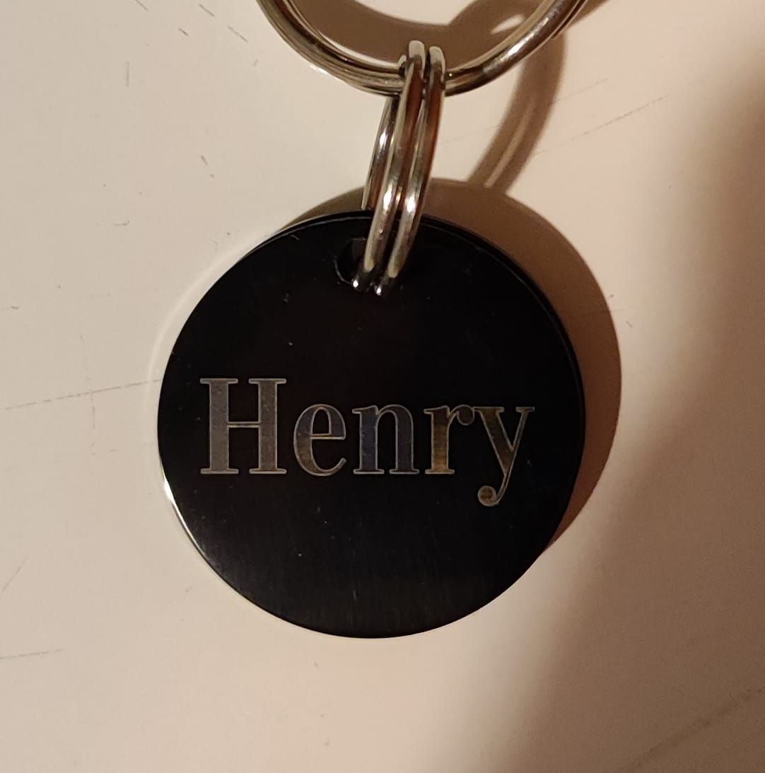 Customer photo review of Runde Hundemarke mit Gravur, Name und Telefon personalisiert