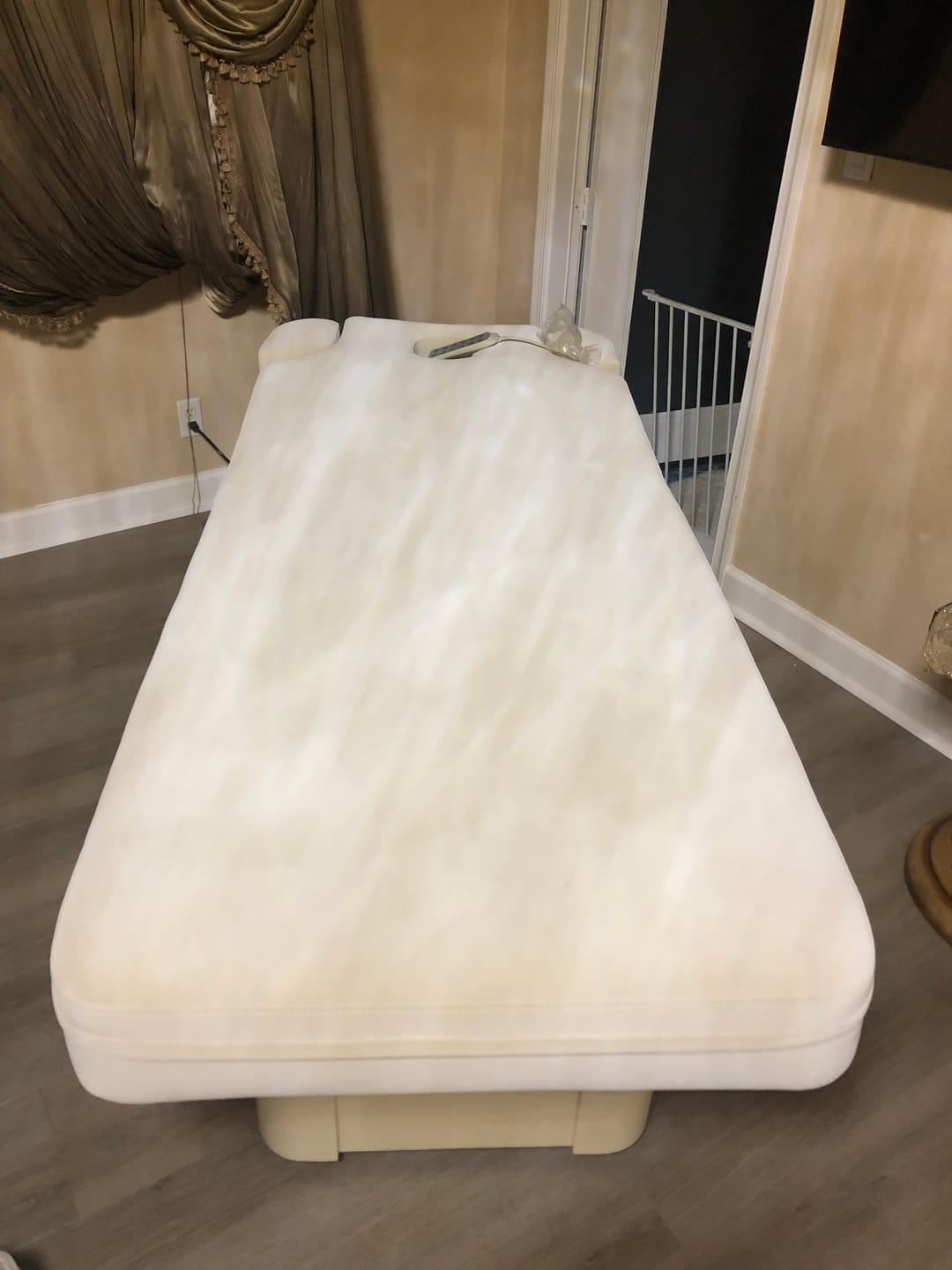 Customer photo review of Spa Treatment Massage Table （White)