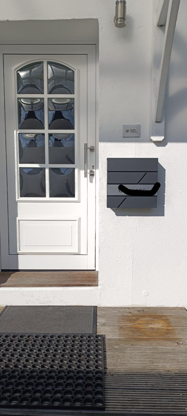 Customer photo review of AlbersDesign Briefkasten B1 Eisenglimmer (DB703) personalisiert mit Edelstahl-Schildern