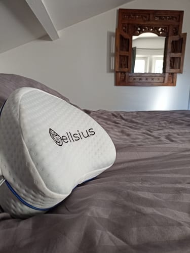 Avis photo d'un client sur Coussin Orthopédique Genoux Cellsius - Le secret d'un sommeil sans douleur