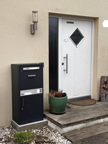Customer photo review of AlbersDesign Stand-Paketbox PB1 anthrazit (RAL7016) personalisiert mit Edelstahl-Schild