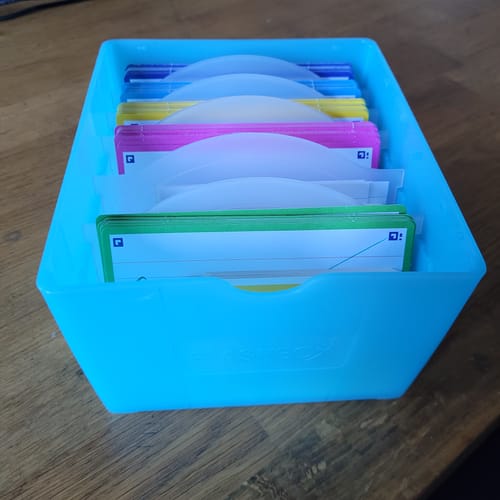Avis photo d'un client sur OXFORD FLASHBOX # Capacité : 500 flashcards Flash 2.0 (7,5x12,5 cm) - Polypropylène - Bleu pastel