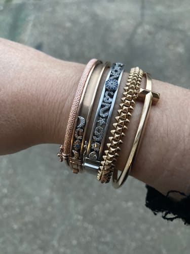Customer photo review of 10k Glitter Bangle