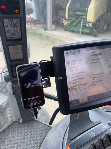 Customer photo review of Gadgetme Handyhalterung mit Wireless Ladefunktion passend für Case, New Holland, Steyr 15W Fast Wireless