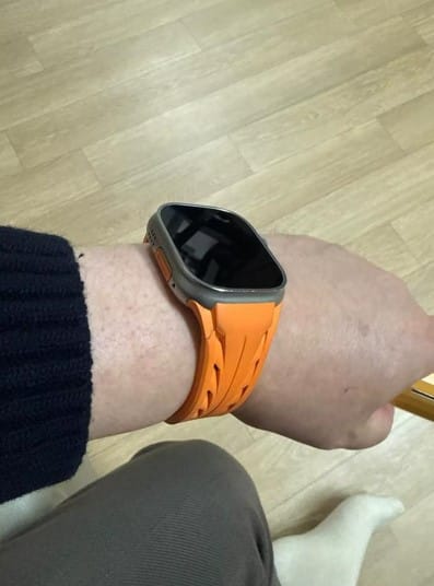 Customer photo review of Fluoro Rubber Butterfly Clasp Premium Strap for Apple Watch