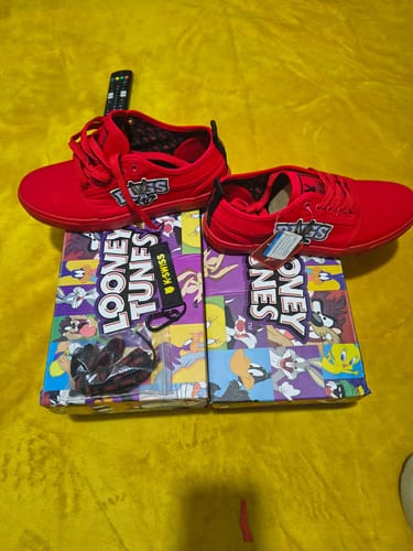 Customer photo review of Tenis Bugs Fun Looney Tunes Men