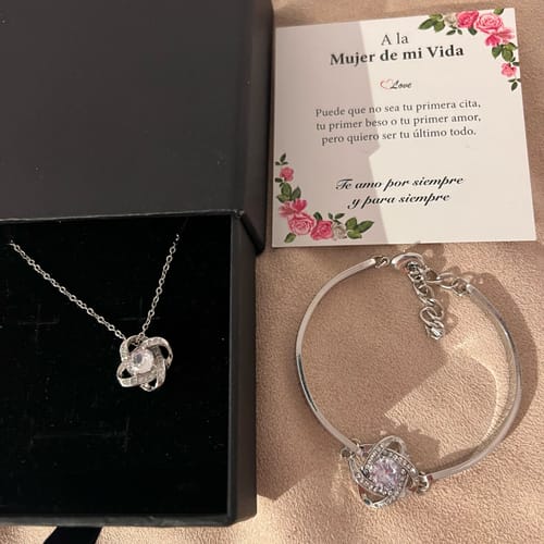 Customer photo review of Pack Joyas con Amor: Caja + Collar y Pulsera de Trébol + Dedicatoria y Anillo Gratis