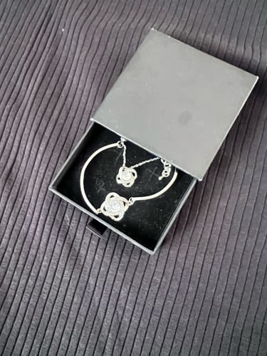 Customer photo review of Pack Joyas con Amor: Caja + Collar y Pulsera de Trébol + Dedicatoria y Anillo Gratis