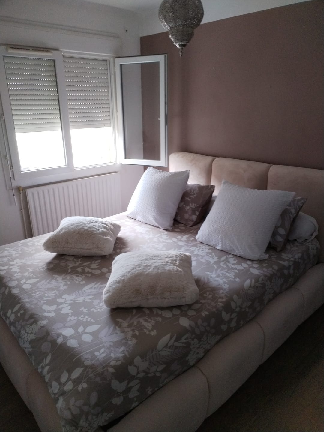Customer photo review of Lit rembourré avec coffre de rangement - SOPHIE