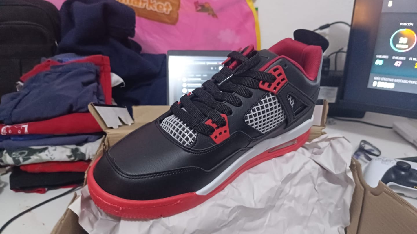 Customer photo review of Tenis Retro 4 Negro Rojo