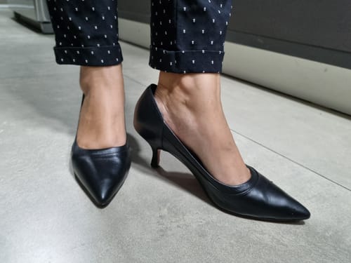 Customer photo review of Scarpin Salto Fino Baixo Dobra Couro Preto