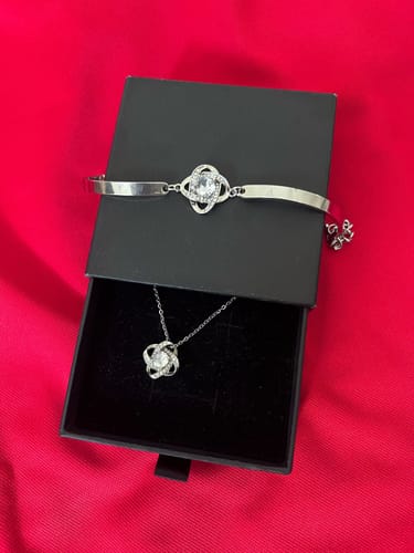 Customer photo review of Pack Joyas con Amor: Caja + Collar y Pulsera de Trébol + Dedicatoria y Anillo Gratis