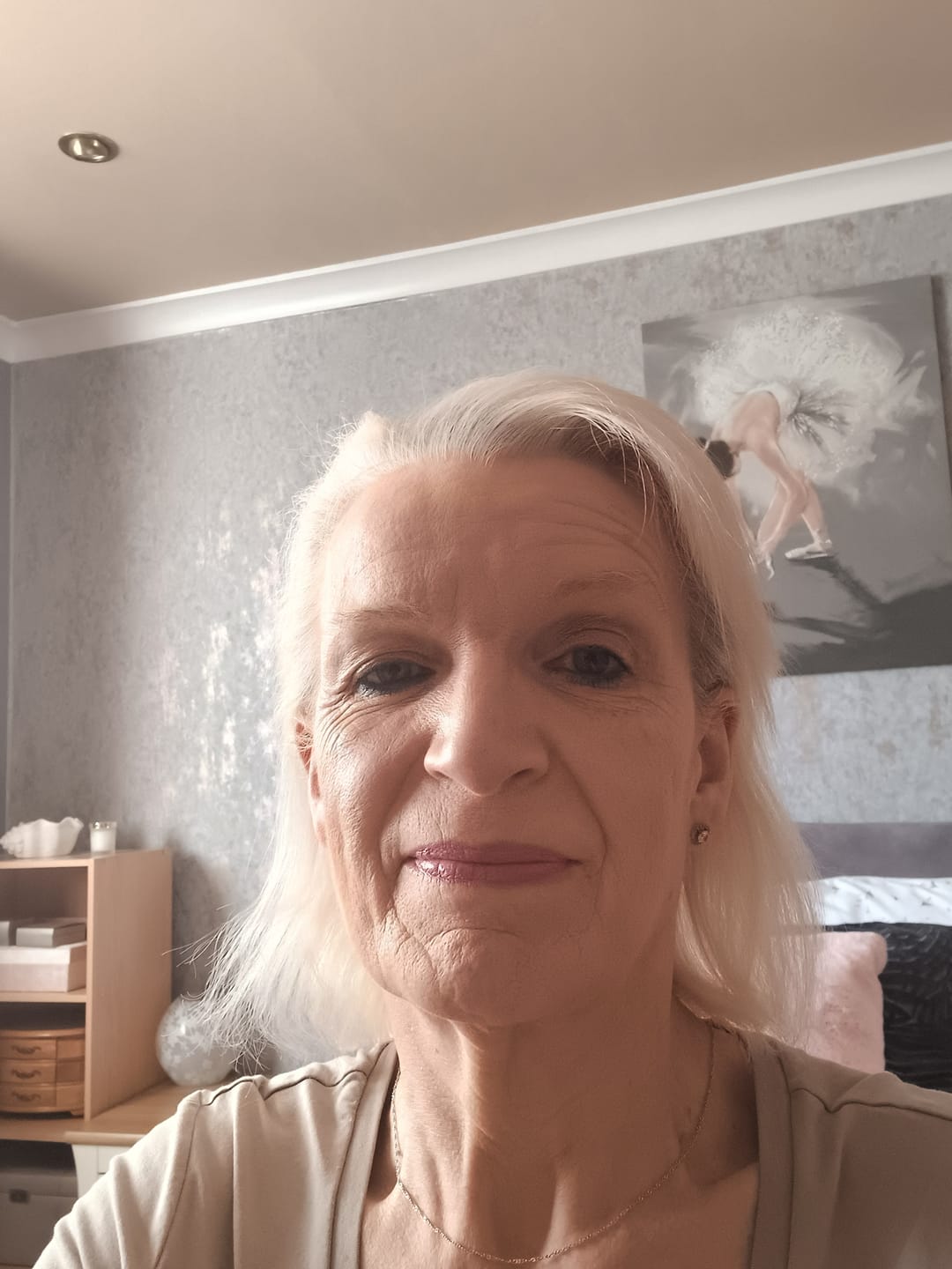 Customer photo review of Stranded Super Easy Clip-in Mum Bun #600 White Lily