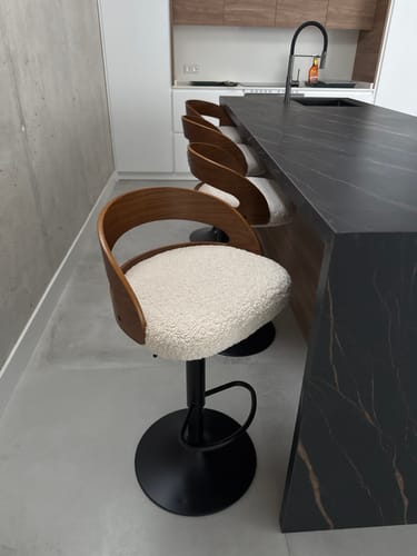 Customer photo review of VICTORIA - Lot de 2 tabourets de bar en bois et bouclettes blanches