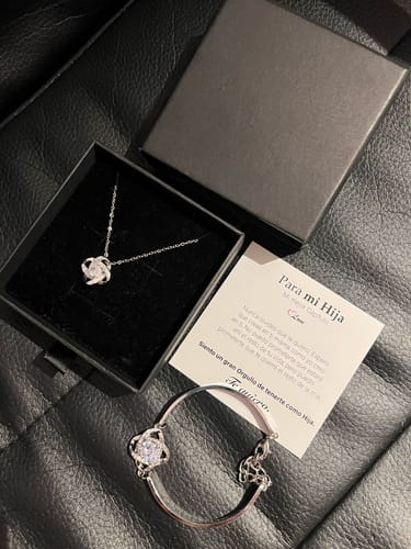 Customer photo review of Pack Joyas con Amor: Caja + Collar y Pulsera de Trébol + Dedicatoria y Anillo Gratis