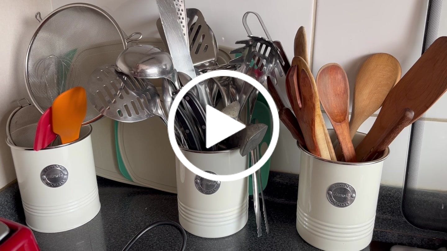 Customer video review of Contenedor para Utensilios Crema Typhoon®