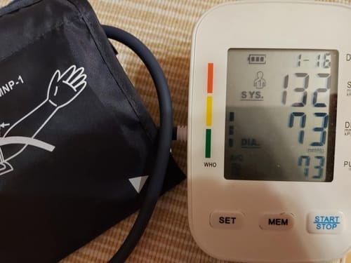 Customer photo review of Volautomatische bovenarm-bloeddrukmeter met digitaal display / Met comfortabele manchet en geheugenfunctie / Bloeddruk- en hartslagmeting