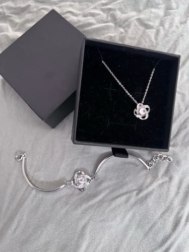Customer photo review of Pack Joyas con Amor: Caja + Collar y Pulsera de Trébol + Dedicatoria y Anillo Gratis
