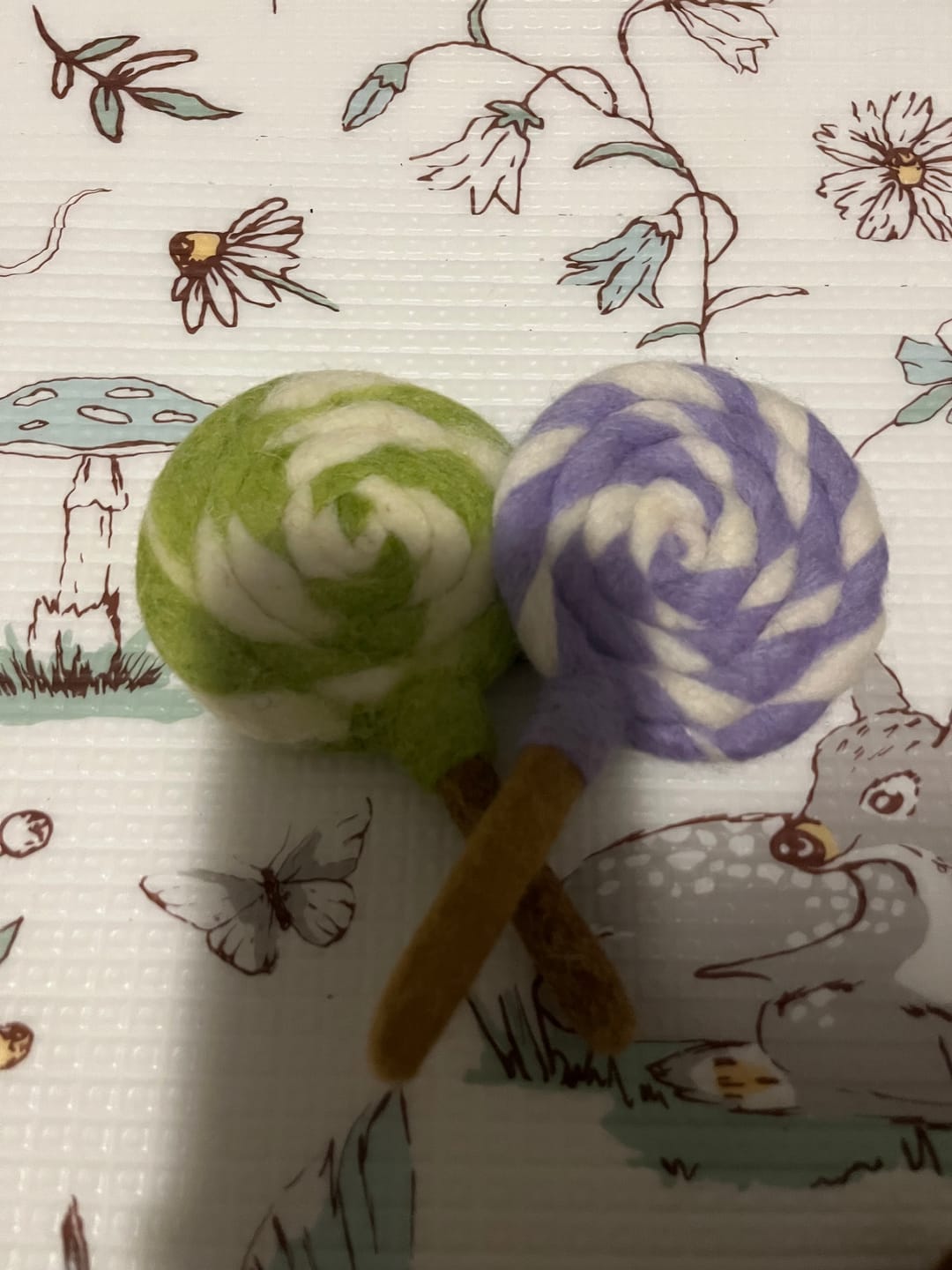 Customer photo review of Felt Lime Green and White Swirl Lollipop
