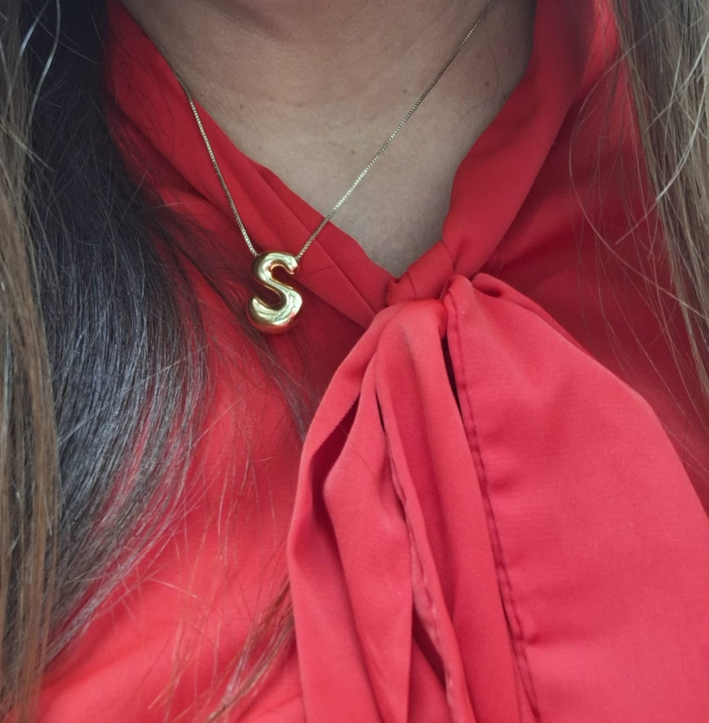 Customer photo review of Collar Inicial Bubble Dorado