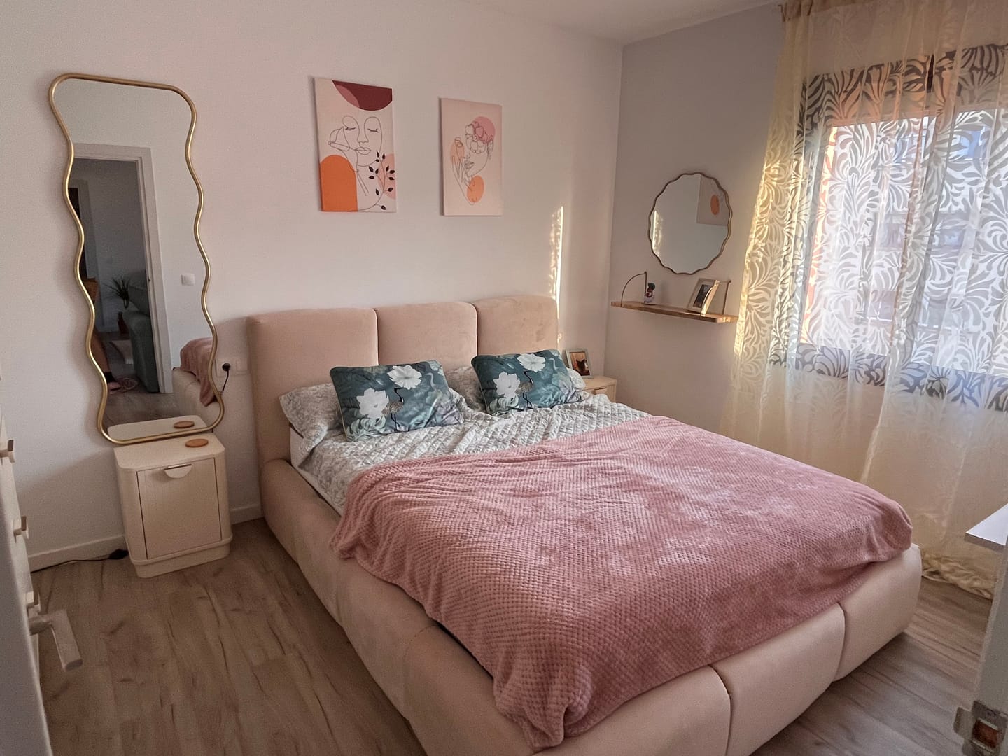 Customer photo review of Lit rembourré avec coffre de rangement - SOPHIE