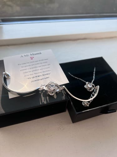 Customer photo review of Pack Joyas con Amor: Caja + Collar y Pulsera de Trébol + Dedicatoria y Anillo Gratis