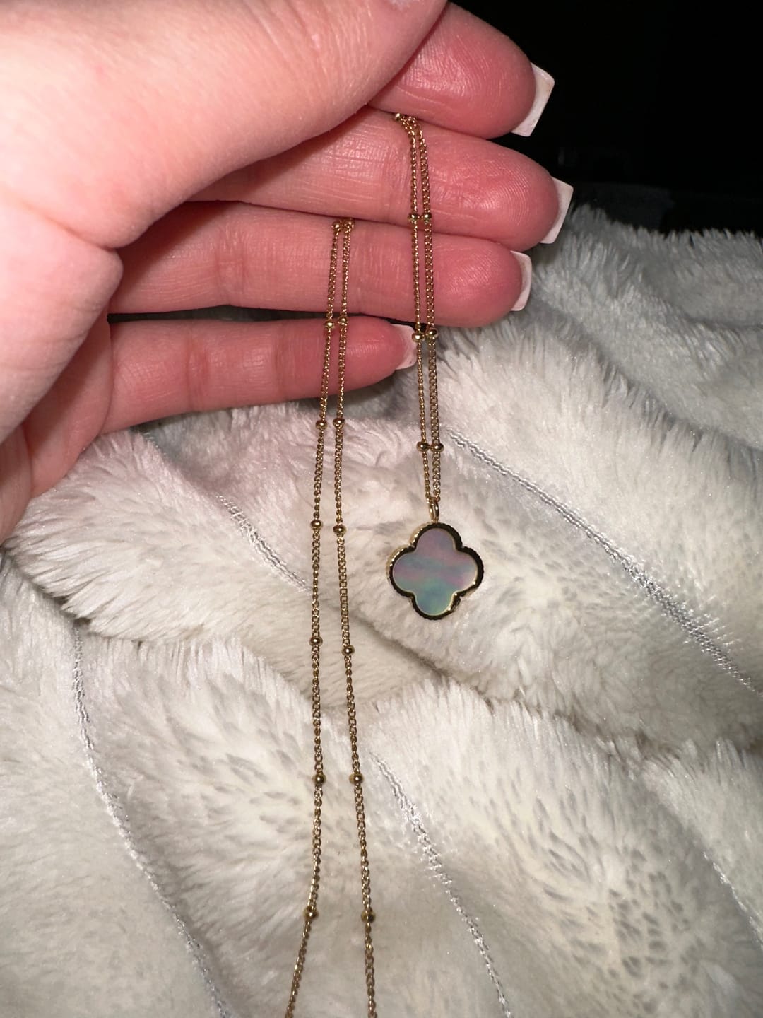Customer photo review of Perlmutt Lucky Leaf Kette 14K Vergoldet