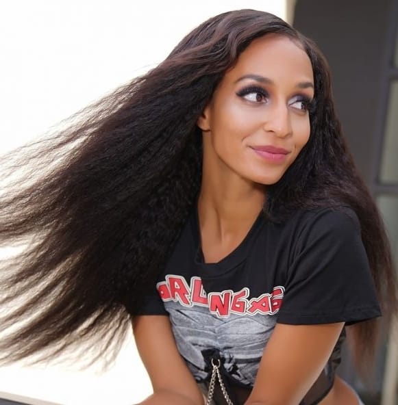 Customer photo review of MORE FACE Pre-bleached Kinky Straight Wear Go Glueless Wig 7x5 Pre-cut HD Lace Pre-plucked