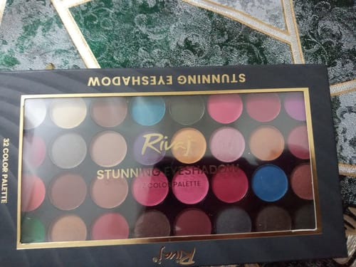 Customer photo review of Stunning Eyeshadow Kit (32 in 1)