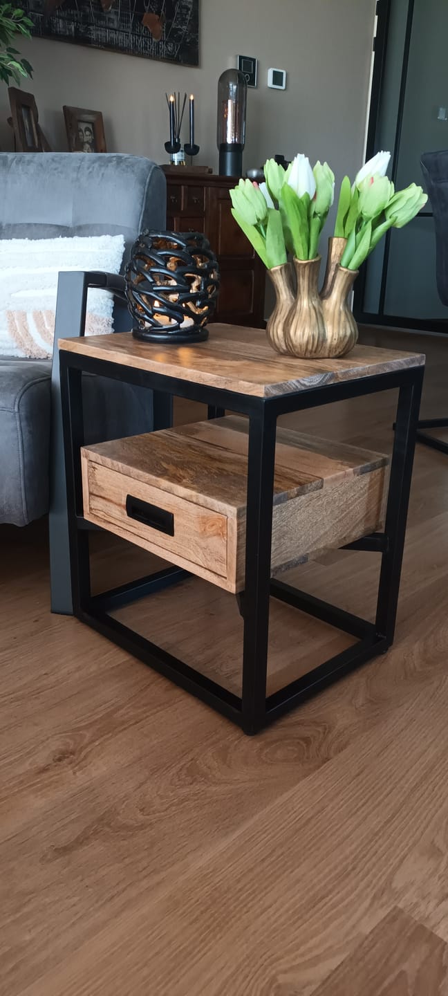 Customer photo review of Bijzettafel / Nachtkastje Industrieel Design | Mangohout en Staal | 45x35x50