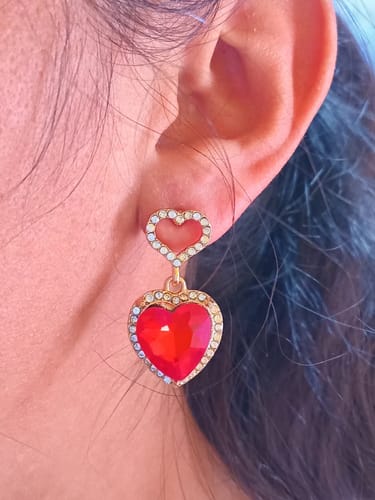 Customer photo review of Aretes largos de corazones rojos y pedrería plateada