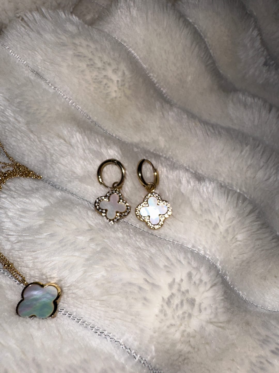 Customer photo review of Pave Perlmutt Lucky Leaf Ohrringe 14K Vergoldet