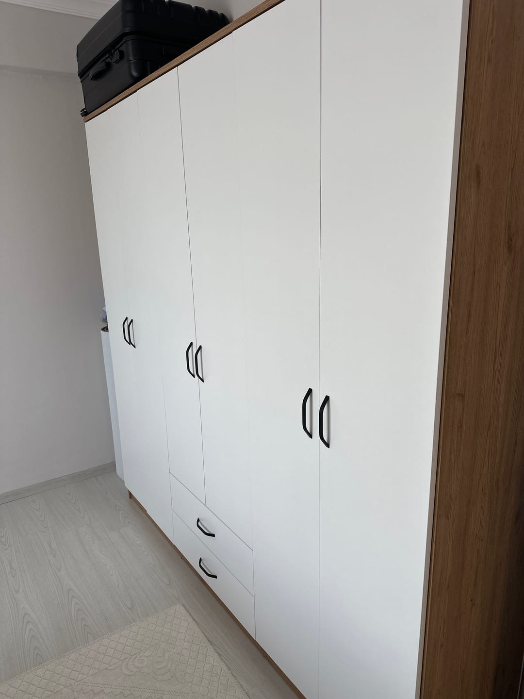 Customer photo review of Rani BA111 Geniş Gardırop Elbise Dolabı 6 Kapaklı 2 Çekmeceli 5 Raflı 3 Askılı Sepet Ceviz - Beyaz