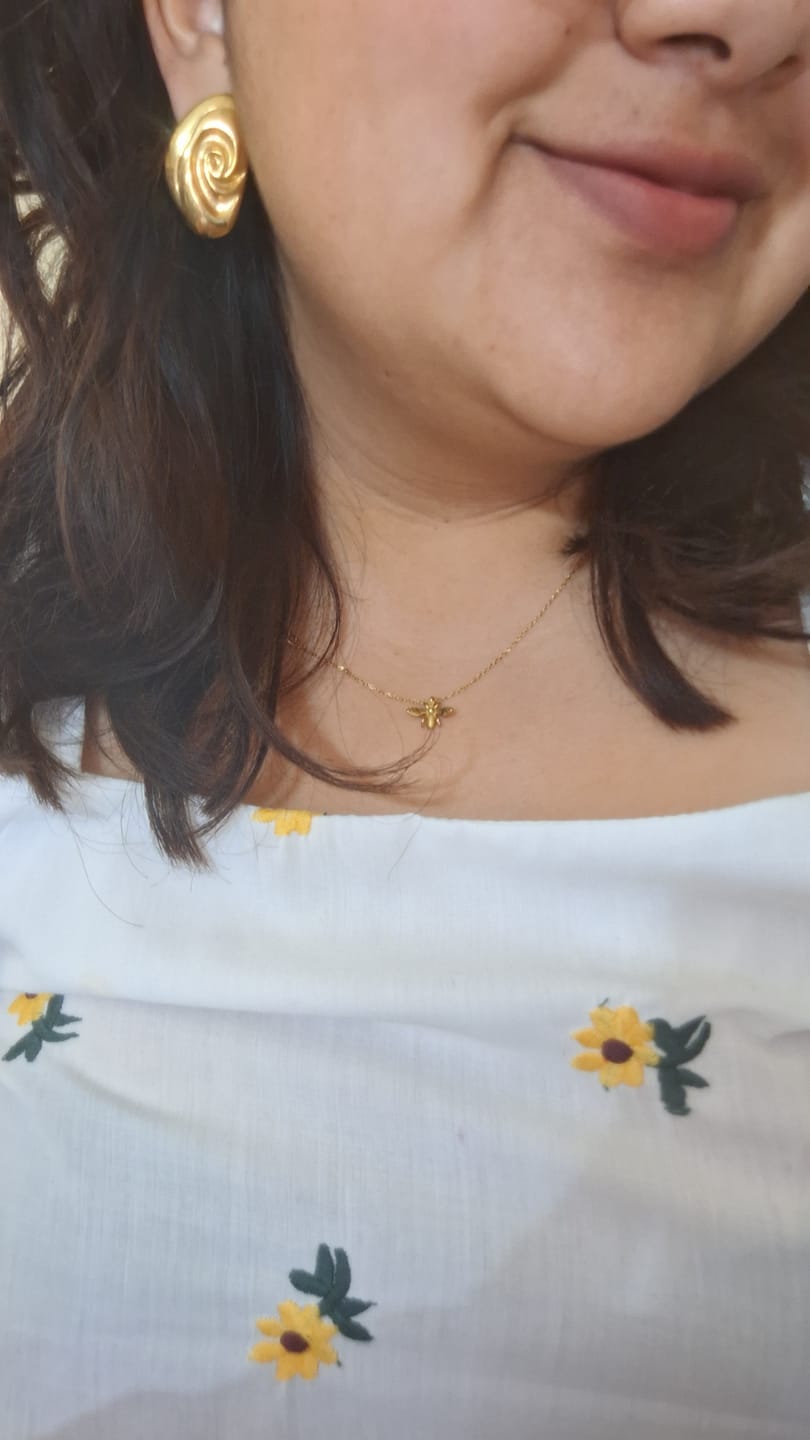 Customer photo review of Collar Queen Bee