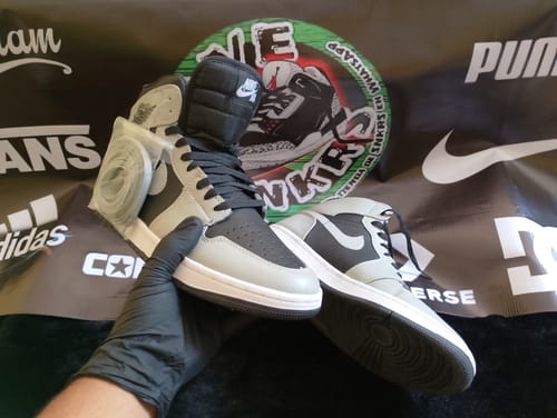 Customer photo review of Tenis Retro 1 Gris Negro