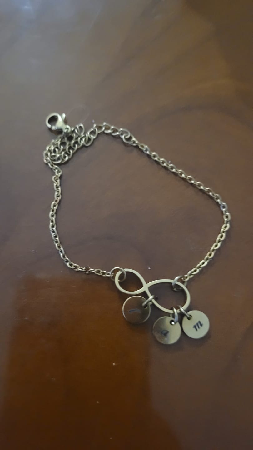Customer photo review of Bracelet Infini Avec Initiales Charms Personnalisé