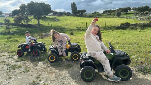 Reseña con foto de un cliente sobre Mota Elétrica para Criança QUAD XT 4x4 24v Vermelha c/ RODAS DE BORRACHA & ASSENTO EM PELE
