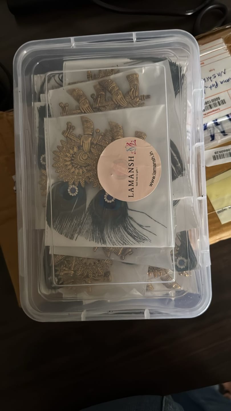 Customer photo review of LAMANSH Metal Designer bansuri brooches with mor pankh 🦚 / Welcome gifts for barati's and guests in weddings and hotels resorts or destination weddings