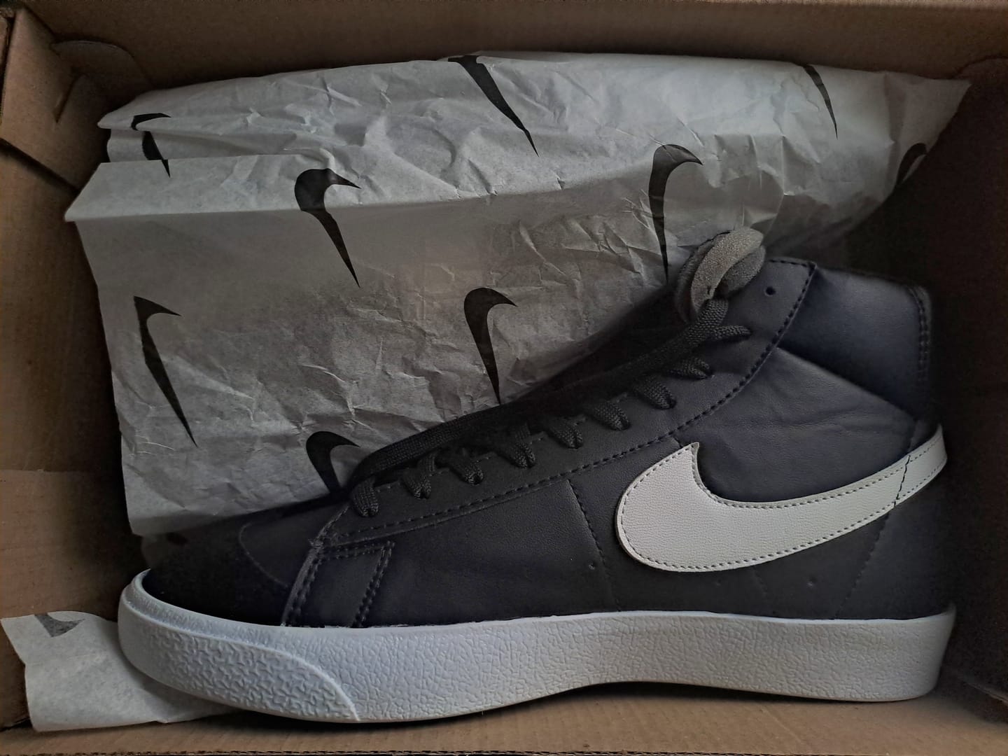 Customer photo review of Tenis Blazer Bota Negro Blanco