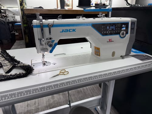 Customer photo review of JACK A5E-A (A.M.H) AI Material Recognition Unlock the Potential of All Fabrics Single Needle Direct Drive Fully Automatic Drop Feed Lockstitch Industrial Sewing Machine Complete Assembled with Table and Stand Included