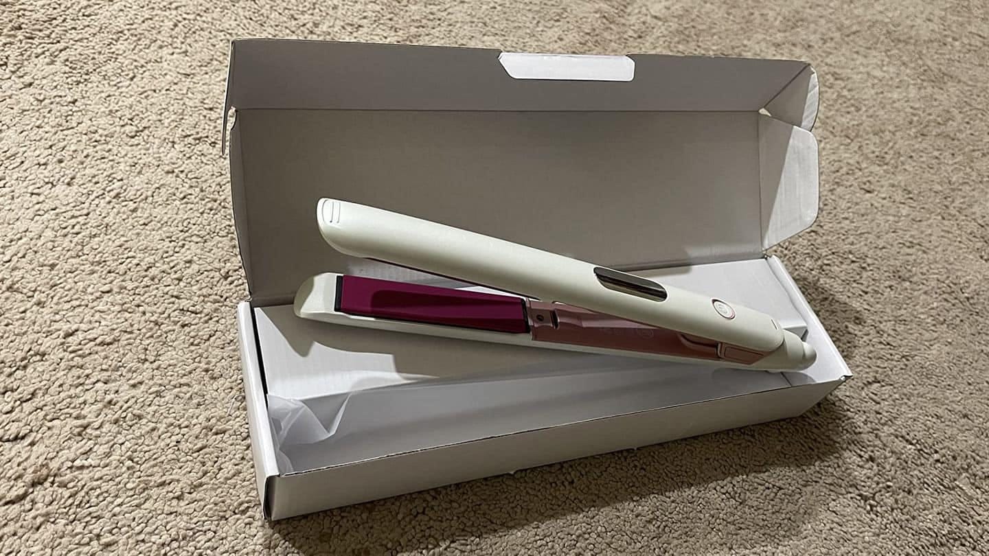 Customer photo review of Glätteisen mit Anti-Frizz-Effekt / Negativ-Ionen-Technologie / Für Locken & Glätten / 12 Temperaturstufen von 120 bis 230°C / Digitales Display / 360° drehbare Kabel